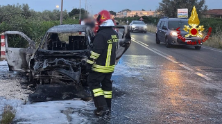Fano - Auto in fiamme sulla Statale 16, intervento dei vigili del fuoco